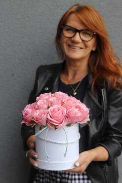 Rosaisa 2, biały flowerbox z różami, wys.26cm