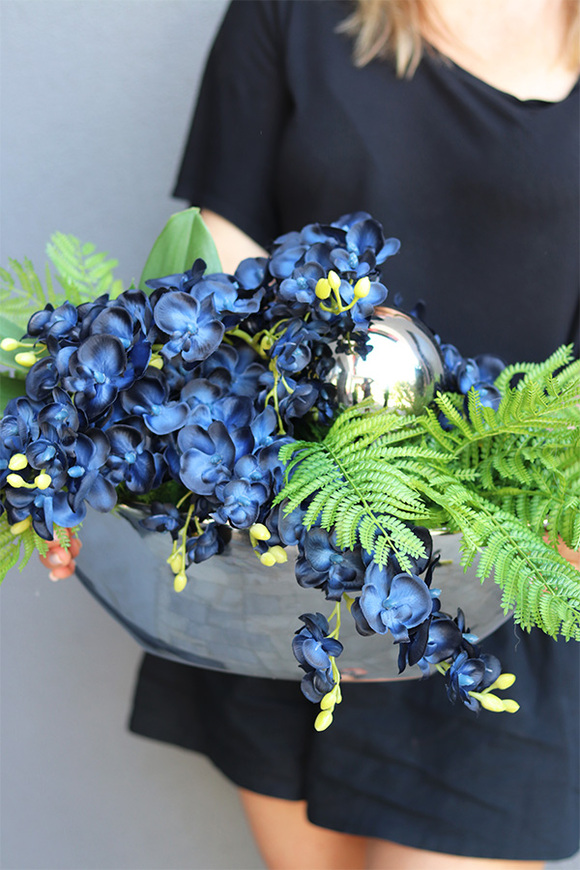 Dekoria Orchidelia Granat, gumowy storczyk w łódce