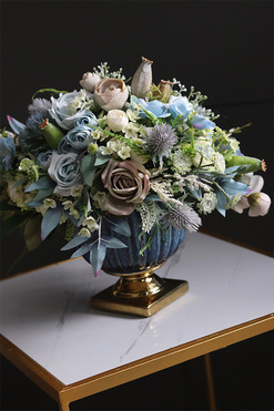 Berania Blue, kompozycja kwiatowa w pucharze, wym.30x37cm