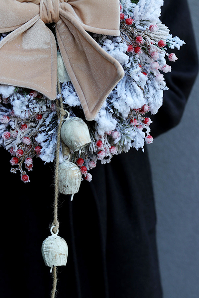 Śnieżny Puch Beige, zimowy wianek z dzwonkami