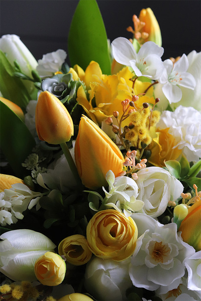 Amira Easter, dekoracja kwiatowa na stół wielkanocny