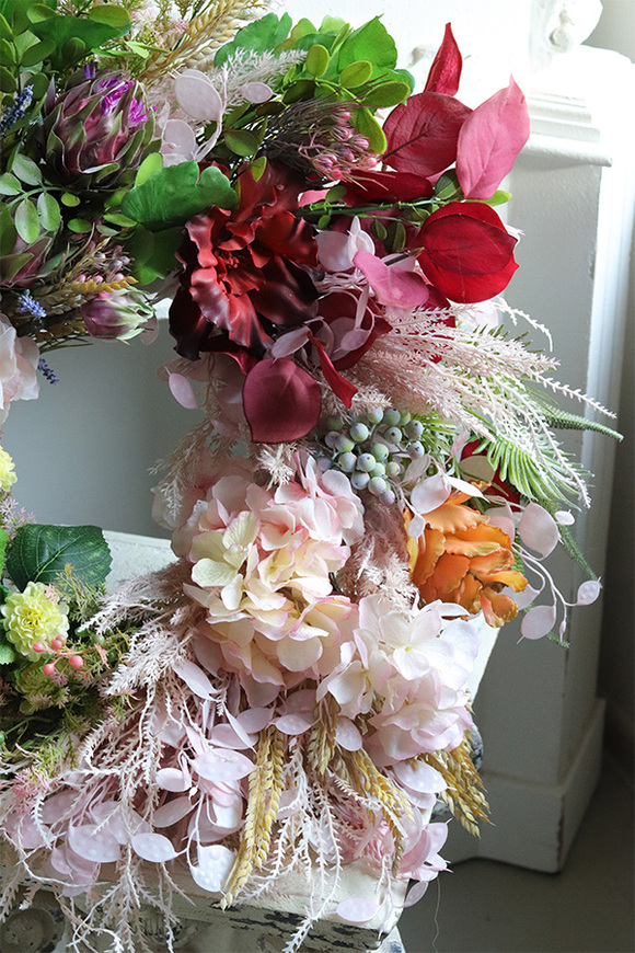 Kleopatra, efektowny wianek z kwiatami i sukulentami