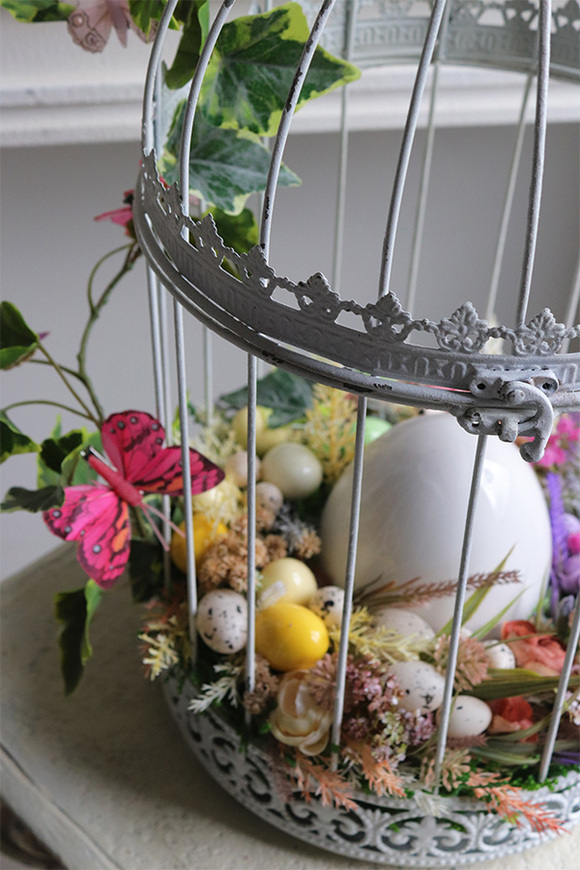 Wielkanocny Orient, dekoracja w klatce z ceramicznym jajem