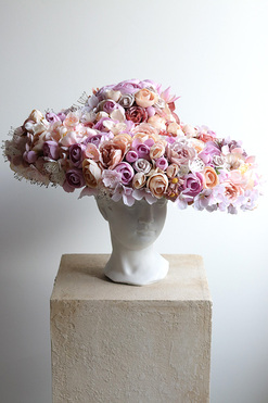 OD RĘKI Dama w Kapeluszu 3, kompozycja kwiatowa w głowie, wym.35x47cm