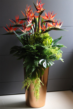 egzotyczna kompozycja, Strelicja Manhattan Golderia w miedzianej, lśniącej donicy, wys.130cm