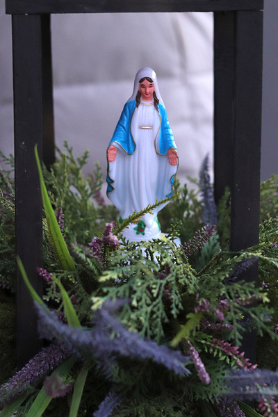 Angelo Heather Wood, kompozycja nagrobna w lampionie