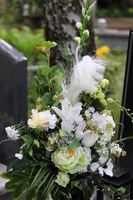 Memitre, bukiet nagrobny z zieloną peonią