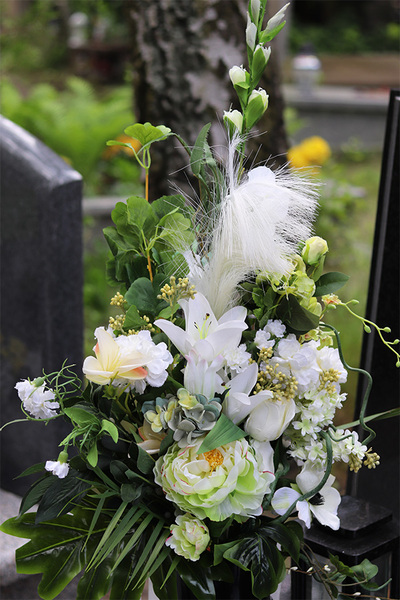 Memitre, bukiet nagrobny z zieloną peonią