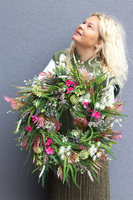 Merite, zielony wianek z kwiatami na drzwi