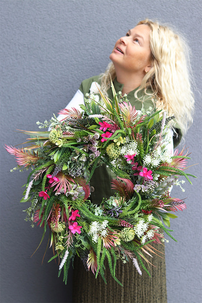 Merite, zielony wianek z kwiatami na drzwi