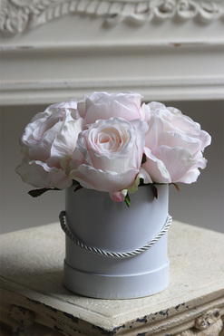 Delicate Roses, biały flowerbox z różami, wys.22cm 