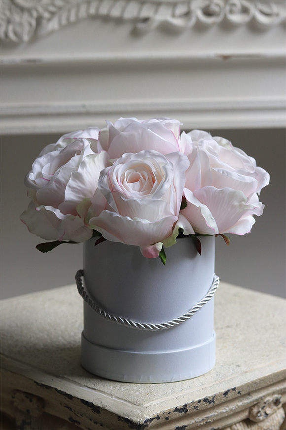 Delicate Roses, biały flowerbox z różami
