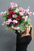 Trefiana, kwiatowa kompozycja w wiszącej, metalowej donicy