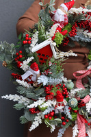 Reddine, świąteczny wianek dekoracyjny z domkiem