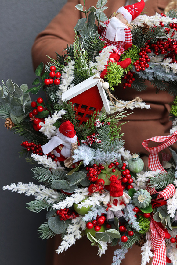 Reddine, świąteczny wianek dekoracyjny z domkiem
