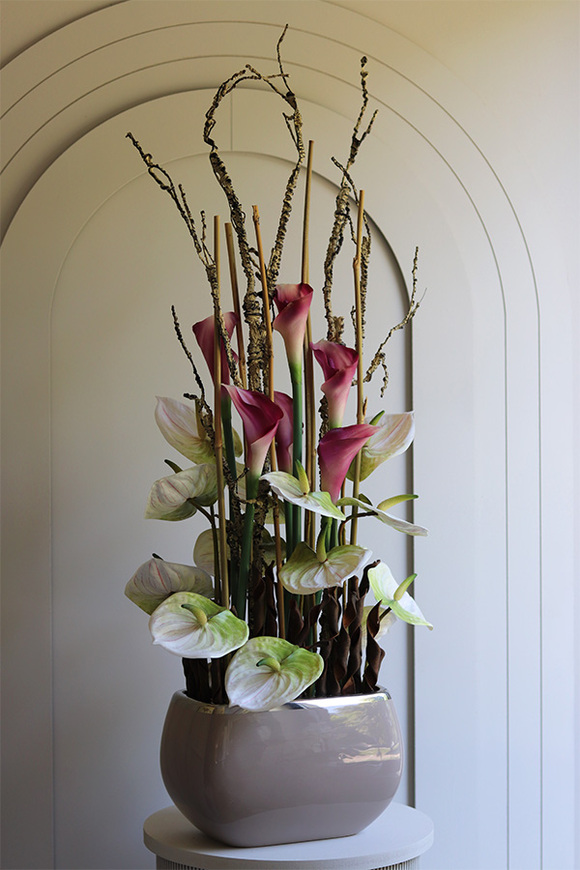 Kalia & Anturium, nowoczesna kompozycja w beżowej donicy