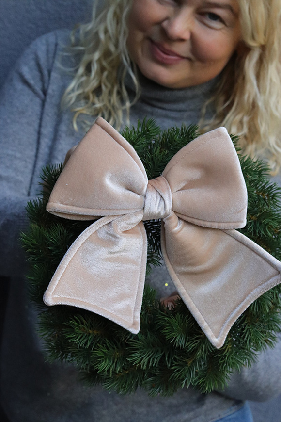 Beżowa Decoratoria, bożonarodzeniowy wianek na drzwi