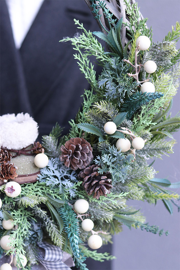 Zimowe buty, asymetryczny wianek na zimowy czas, śr.45cm