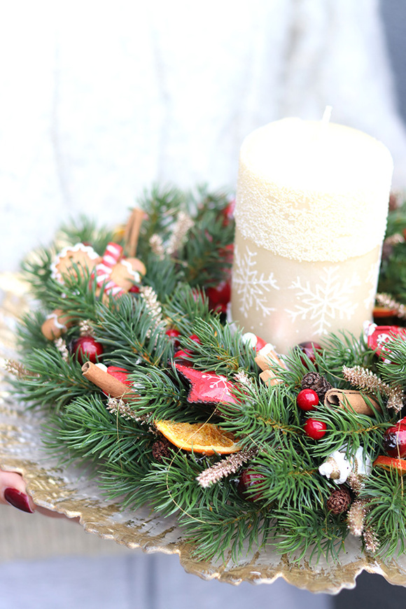 Rodzinny, stroik ze świecą na talerzu