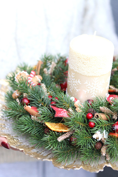 Rodzinny, stroik ze świecą na talerzu