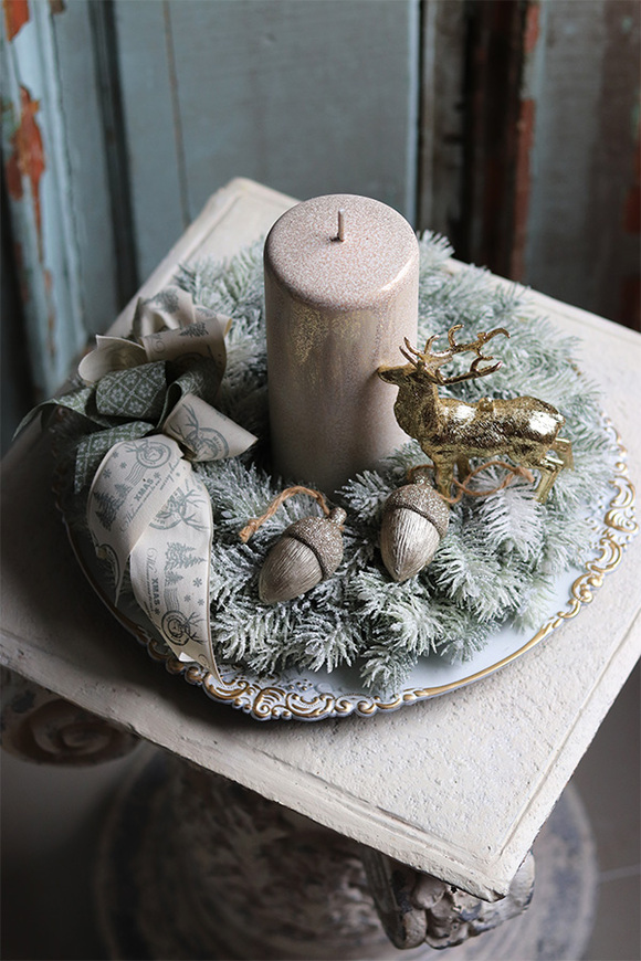 elegancki świąteczny stroik, Srebrzysta Kraina, na eleganckim talerzu, śr. 35cm