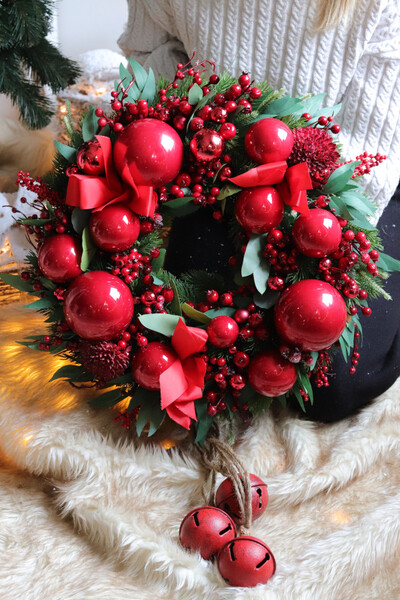 Czerwona Bajka, świąteczny wianek z bombkami
