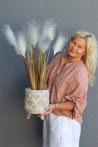 Ydeana Rustic, sztuczna trawa w donicy na nóżkach