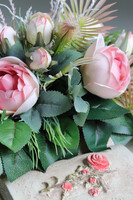 Pink Bookstory, dekoracja nagrobna z betonowym aniołem