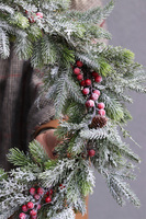 Winter World, zimowy wianek z czerwonymi owocami