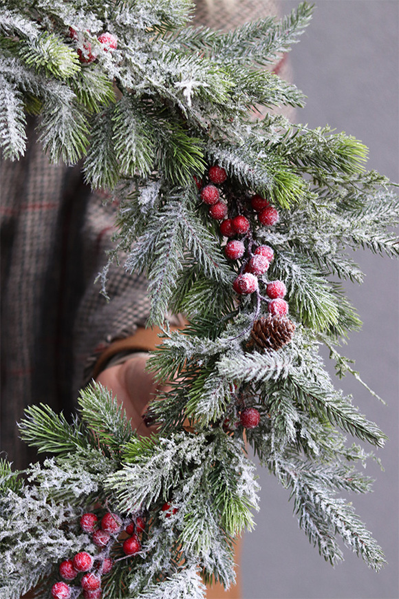 Winter World, zimowy wianek z czerwonymi owocami