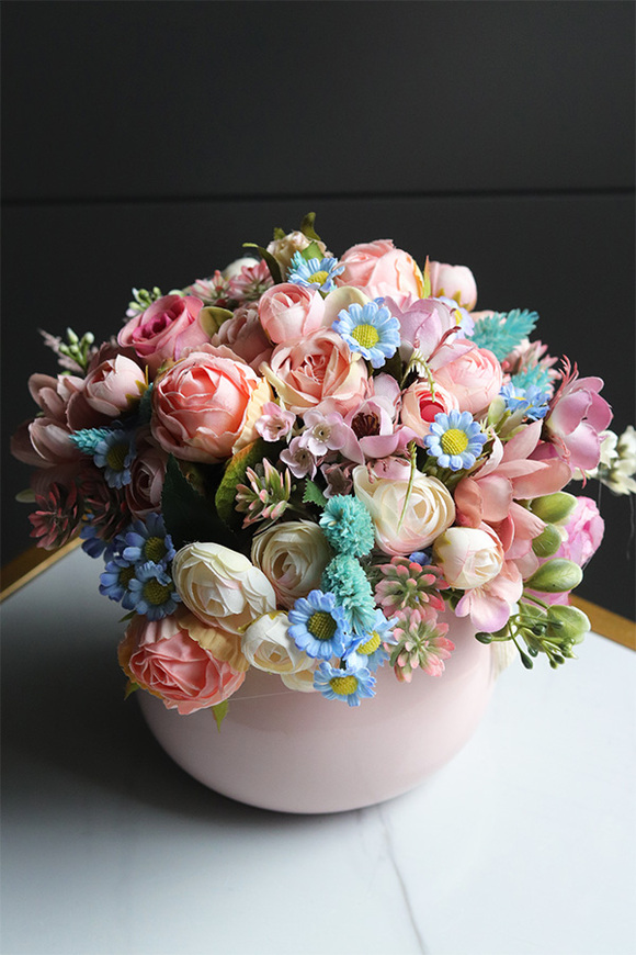 Majeczka Pink, kompozycja kwiatowa w naczyniu