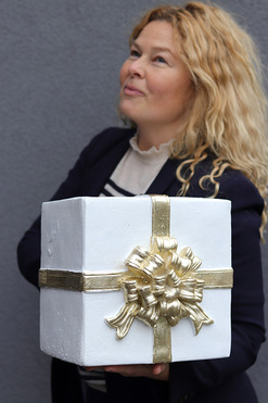 OD RĘKI Xmas Glamour, figurka świąteczna prezent C, wym.25x26x24cm