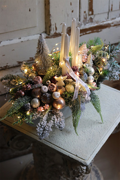 Mroźna Zima Laos, pudrowo-biały stroik adwentowy LED, wym.34x47cm