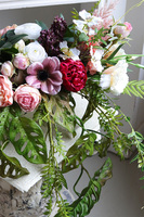 Miodowy Dom, kompozycja kwiatowa w łódce