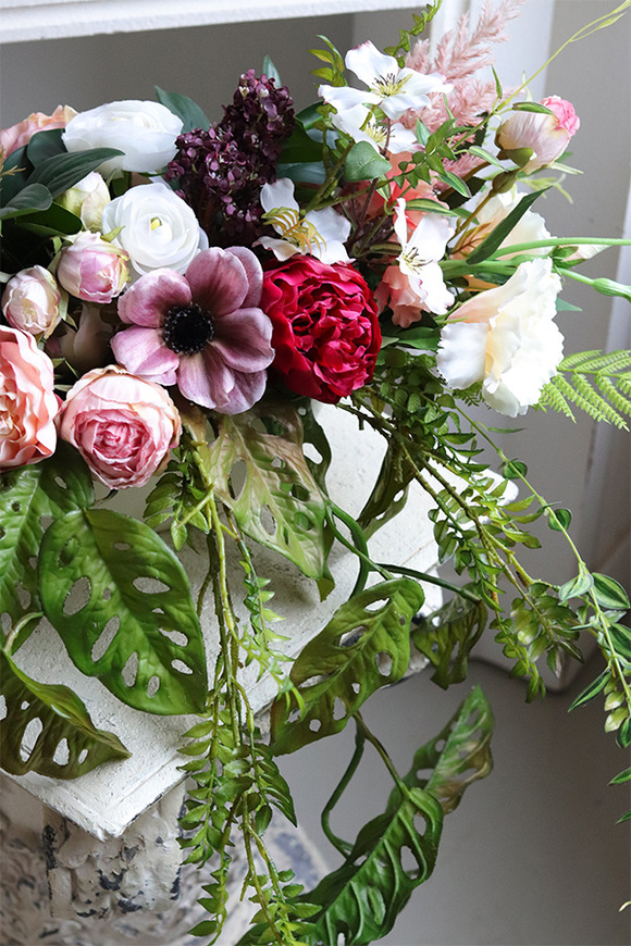 Miodowy Dom, kompozycja kwiatowa w łódce