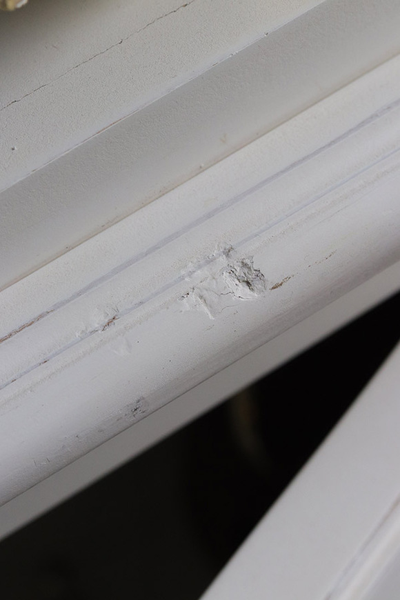 Bristol White, biblioteczka kredens