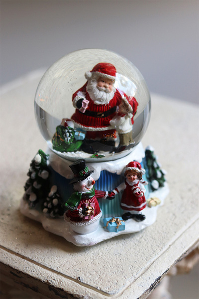 świąteczna Kula Śnieżna Mikołaj z Prezentem