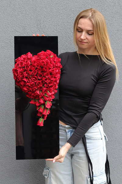 New Design Love, dekoracja nagrobna na czarnej podstawie serce