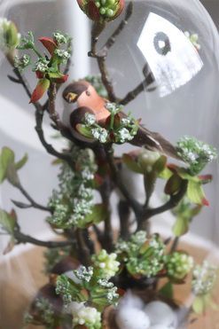 Meria, kompozycja kwiatowa pod kloszem, wys.27cm 