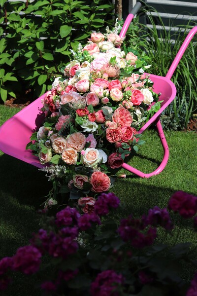 Barrow Pink, dekoracja kwiatowa na taczce 