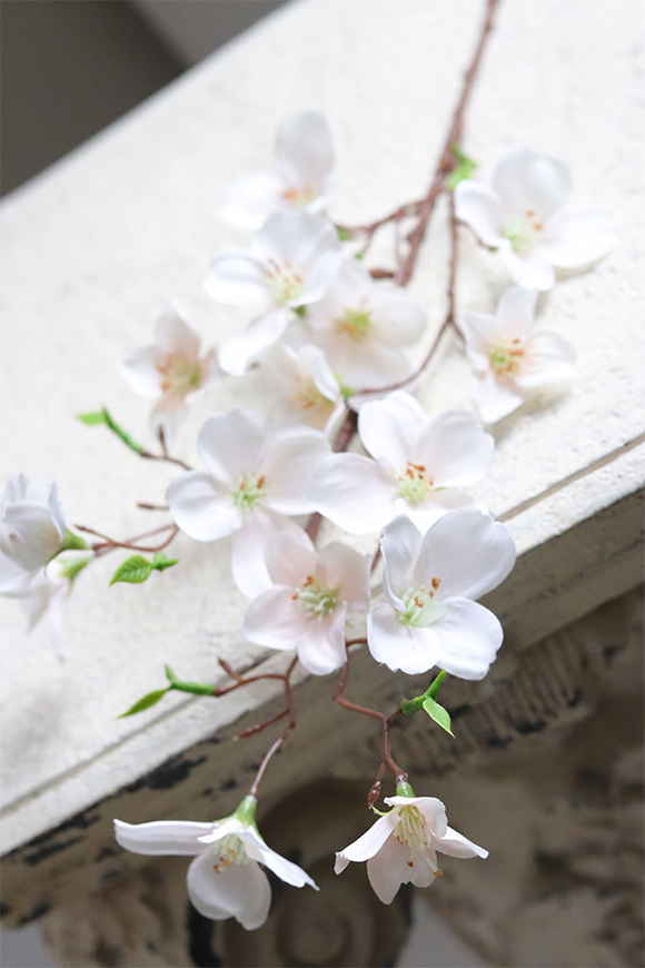 Wiśnia B, sztuczne kwiaty na gałązce, ciepła