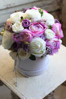 Arkadia Foletta, welurowy flowerbox z fioletowo-białymi kwiatami, wys.28cm