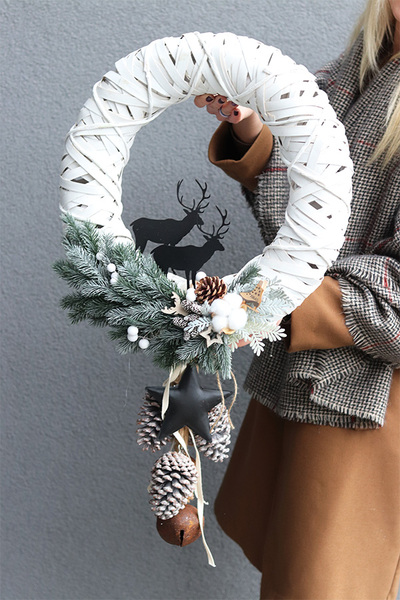 Czarne Renifery, świąteczny wianek z zawieszką