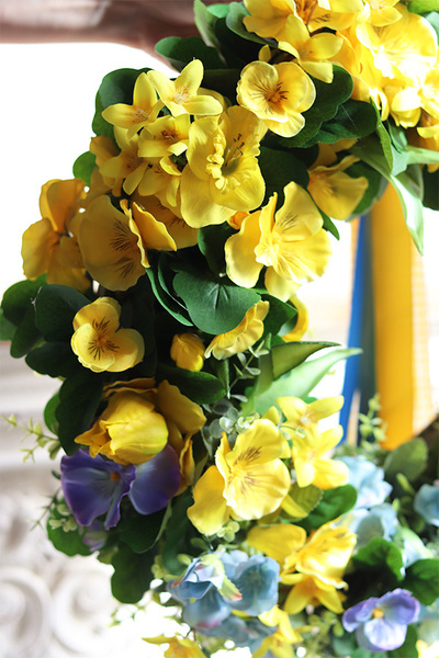 Wiosenne Bratki, wianek wielkanocny z zawieszkami