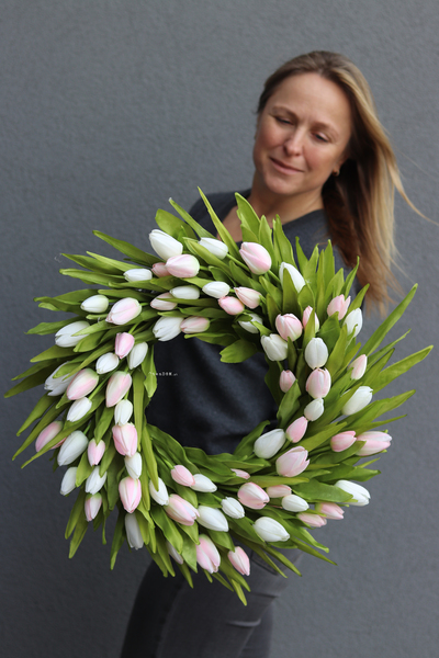 bardzo elegancki wianek z tulipanów, Witaj Wiosno, śr.40cm