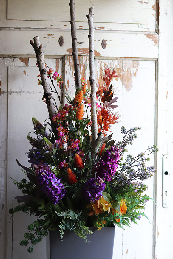 Hiacyntowo, wiosenna kompozycja w wysokiej donicy, wys.130cm 