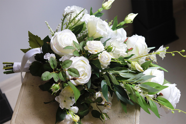 Biel Heria, biały bukiet nagrobny