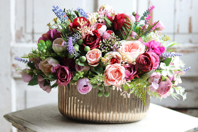 Bella Lux, kompozycja kwiatowa w złotym naczyniu