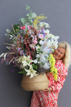 Mediolan Flowers, kompozycja kwiatowa w koszu, wys.116cm