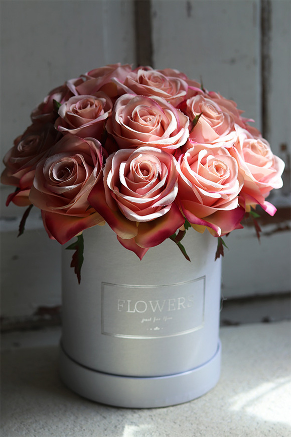 Róża, bogaty flowerbox z różami, wys.32cm 